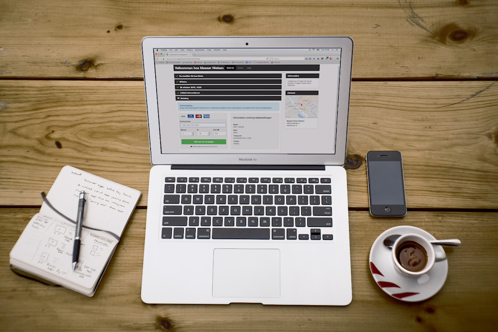 laptop på træbord som viser easypay betalingsside