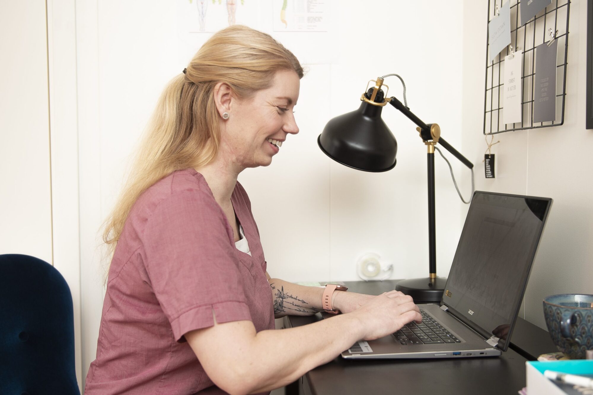 Veronica skriver på computer