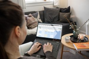 Lise Kramer Schmidt skriver på computer