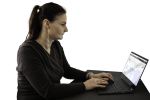 Lise Kramer Schmidt skriver på computer