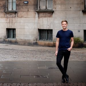 Jakob Corfixen står op