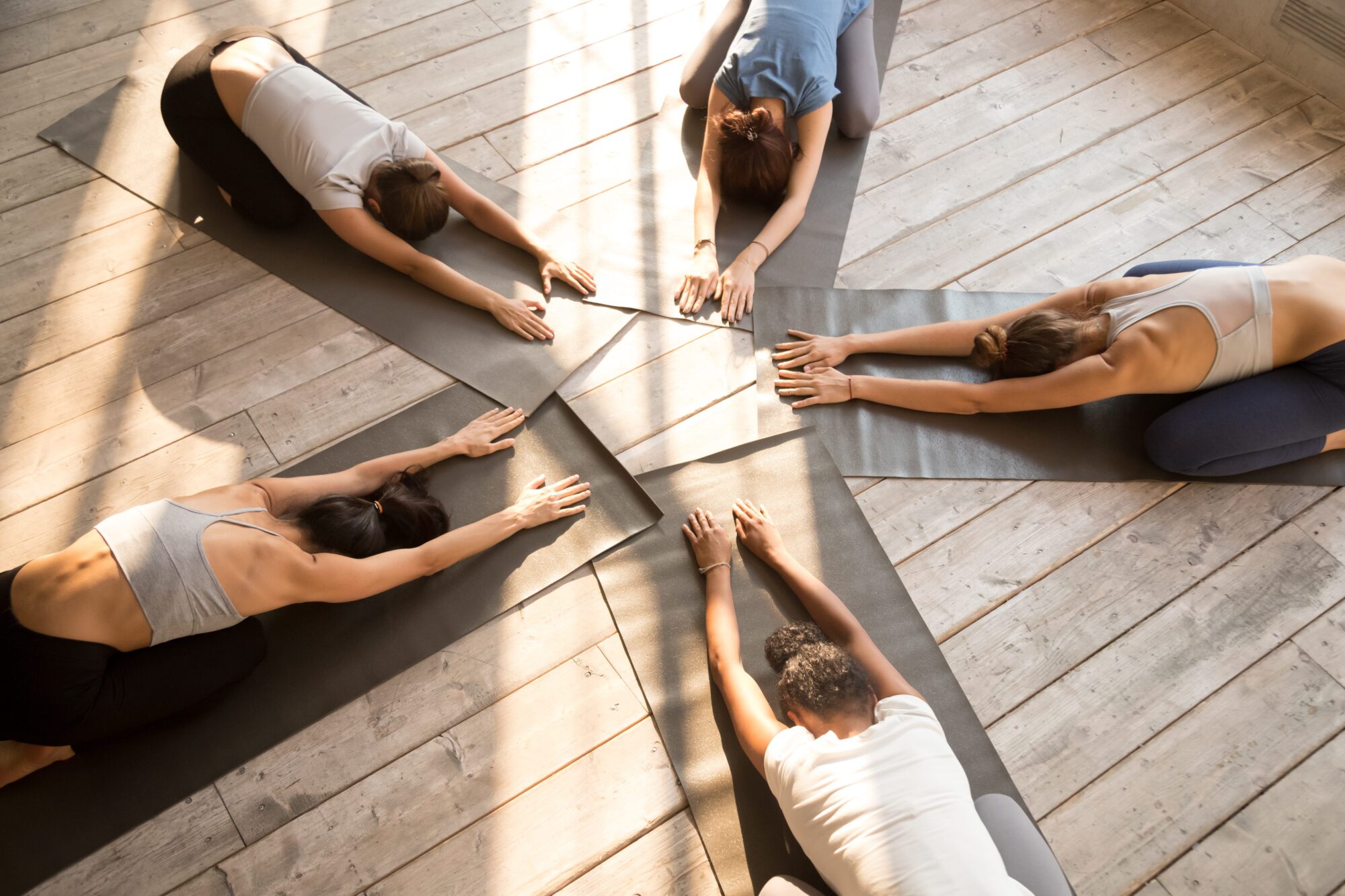 Afspændingsterapi med yoga i gruppe