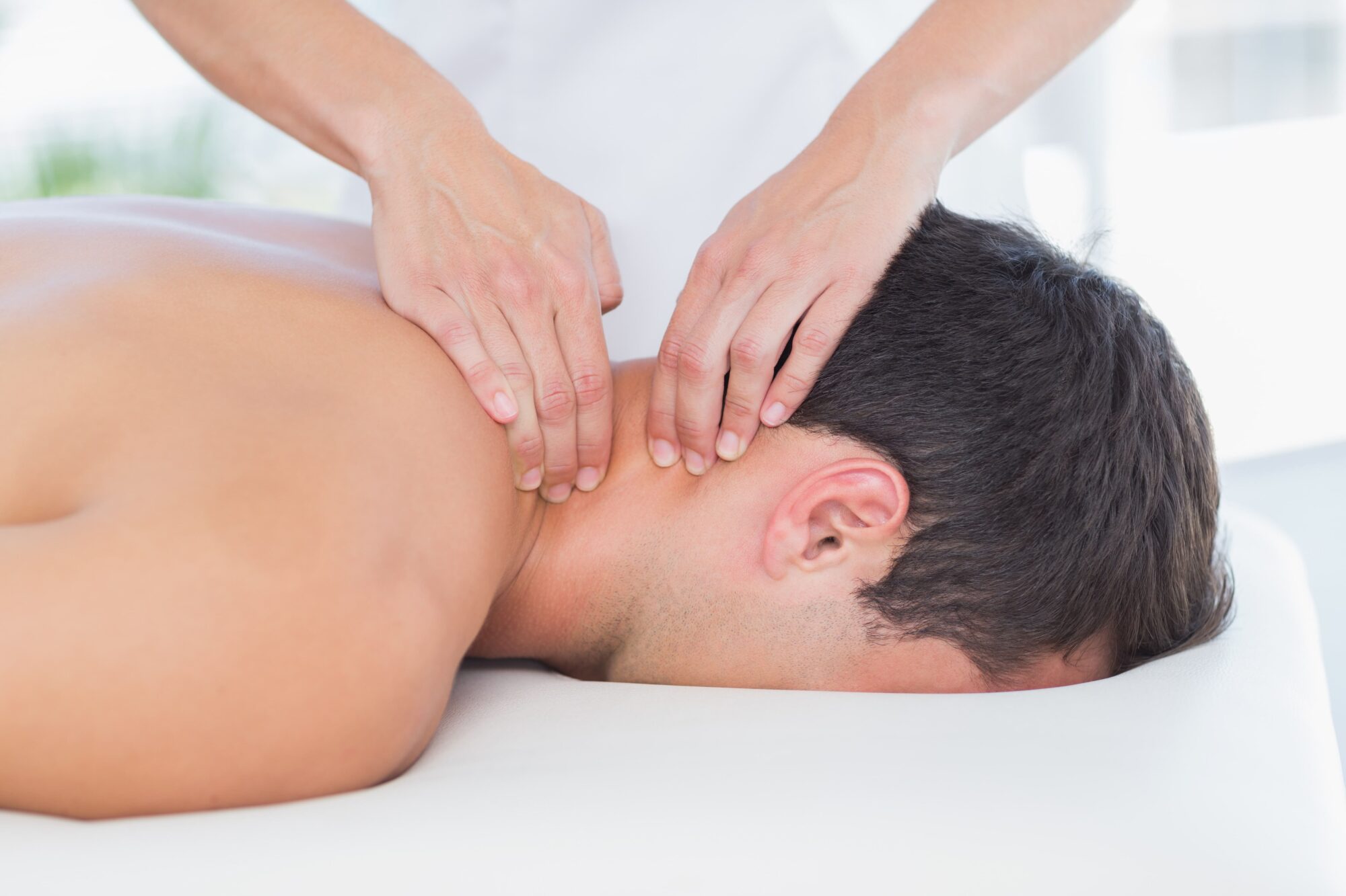 Fysiurgisk massage af nakken til aflastning