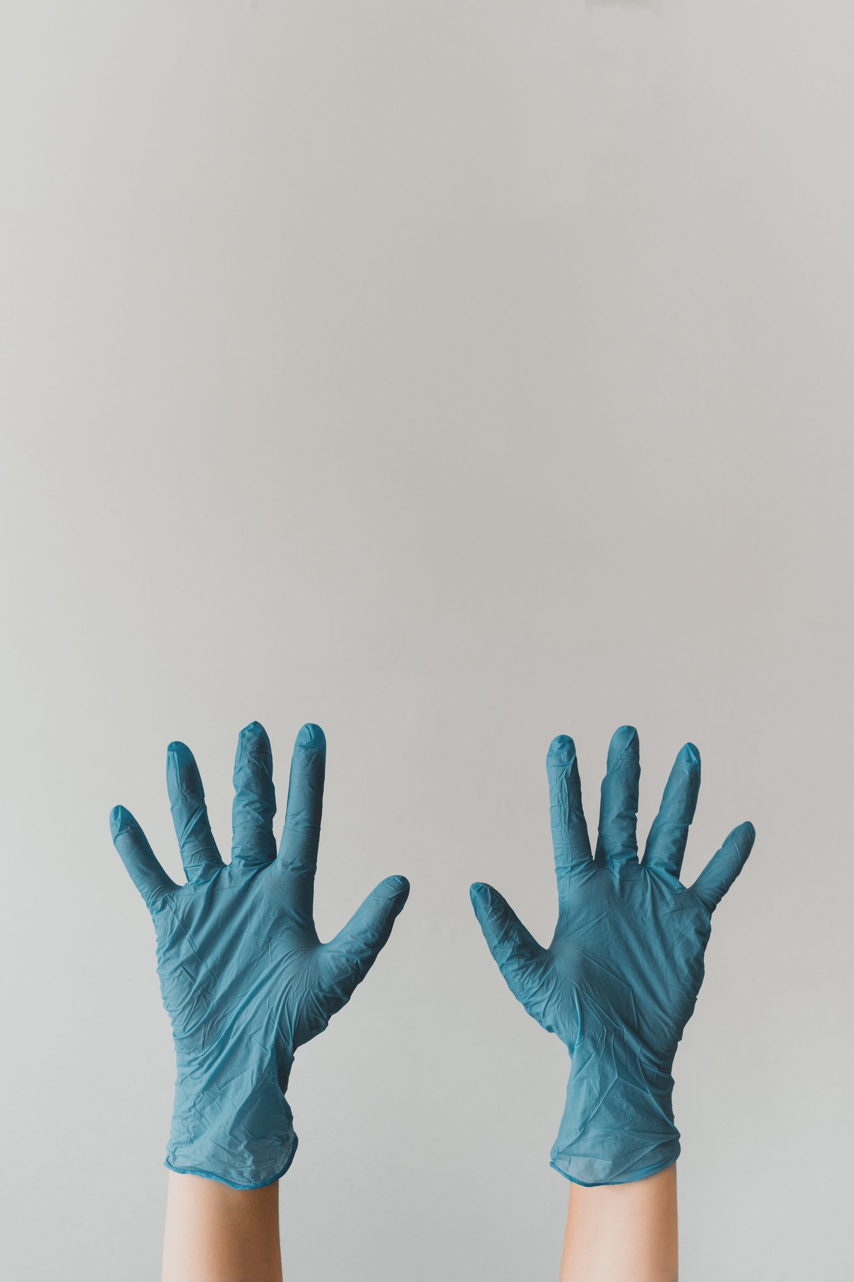 Person rækker hænder med handsker op i vejret