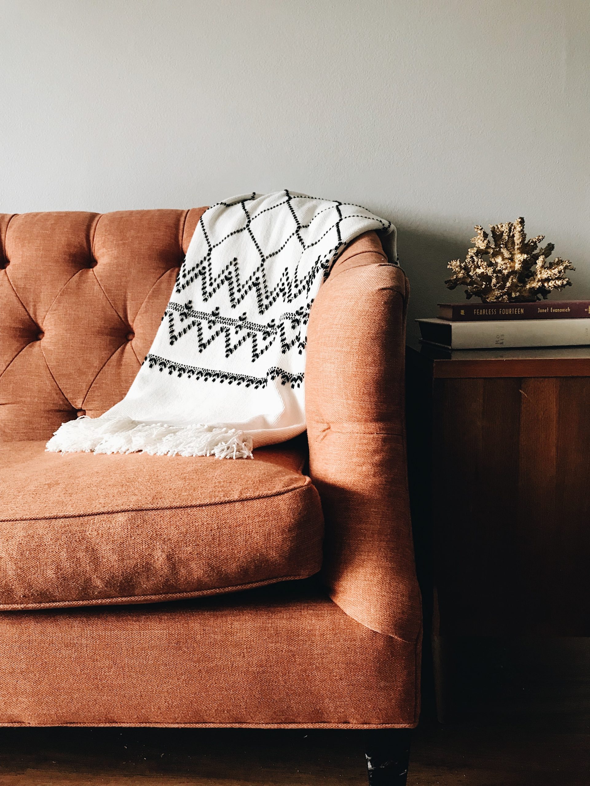 sofa med hæklet tæppe