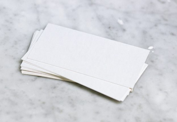 Blanke kuverter på marmorbord