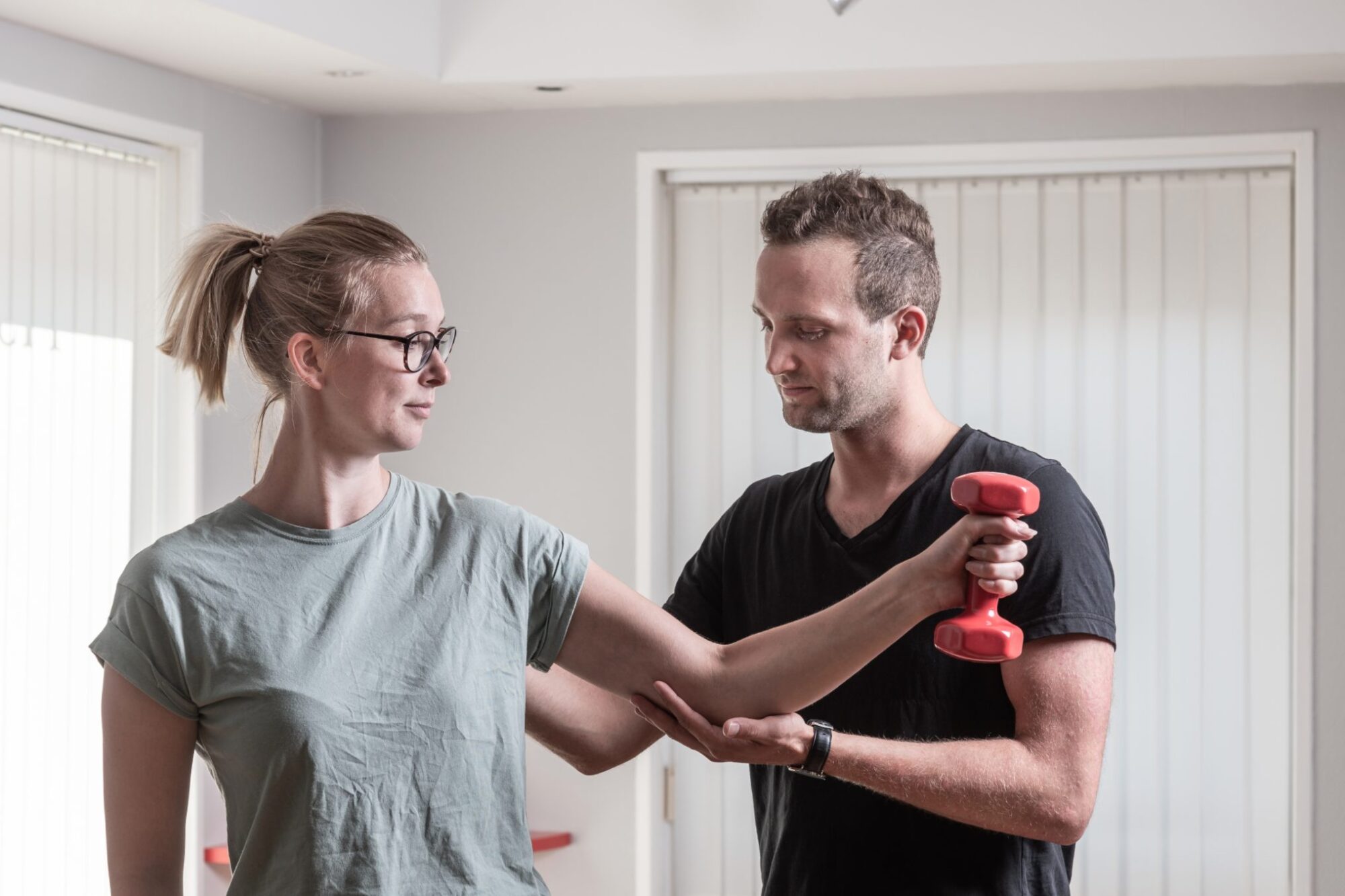 Fysioterapeut Thomas Vain-Nielsen hjælper klient