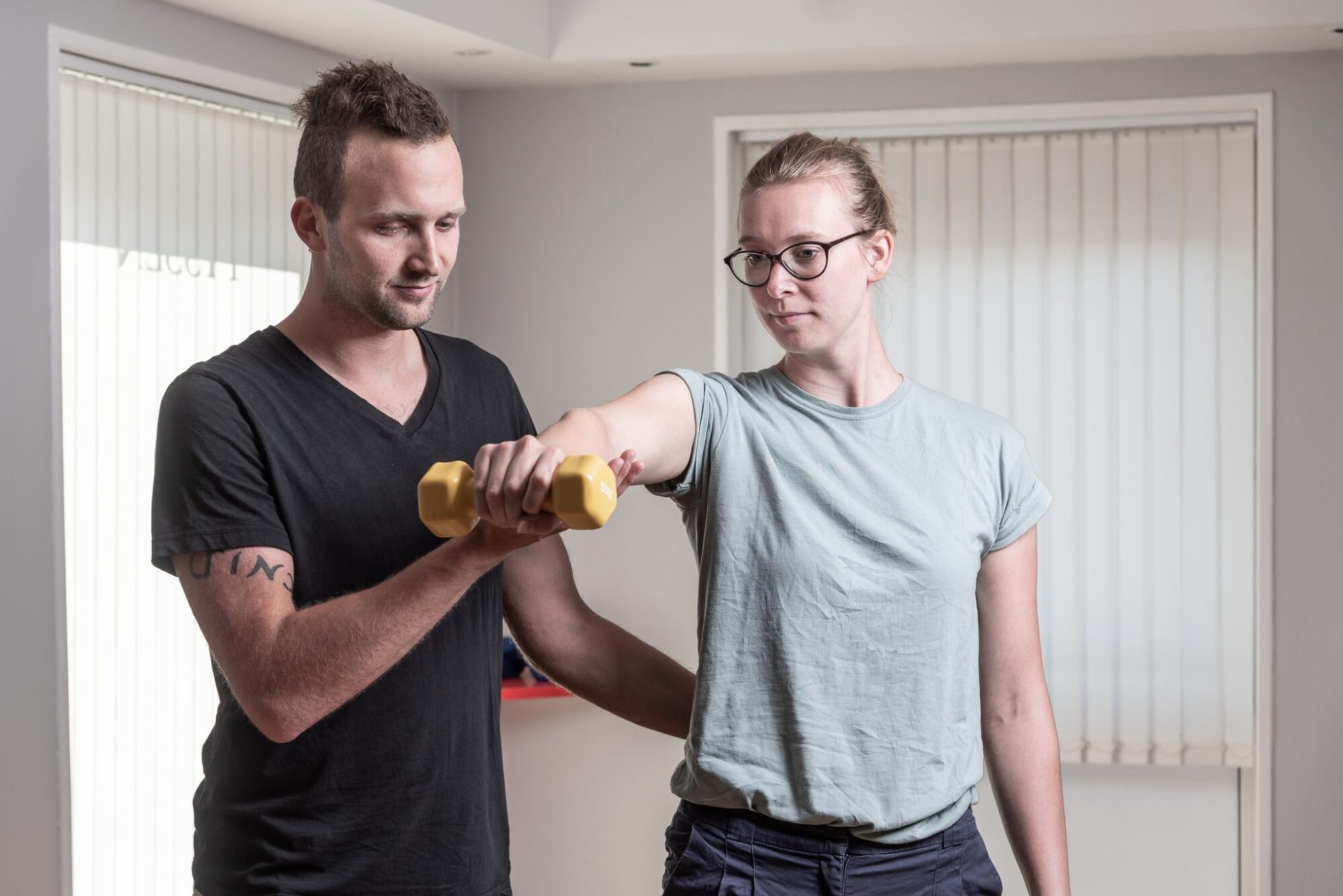 Fysioterapeut Thomas Vain-Nielsen hjælper klient