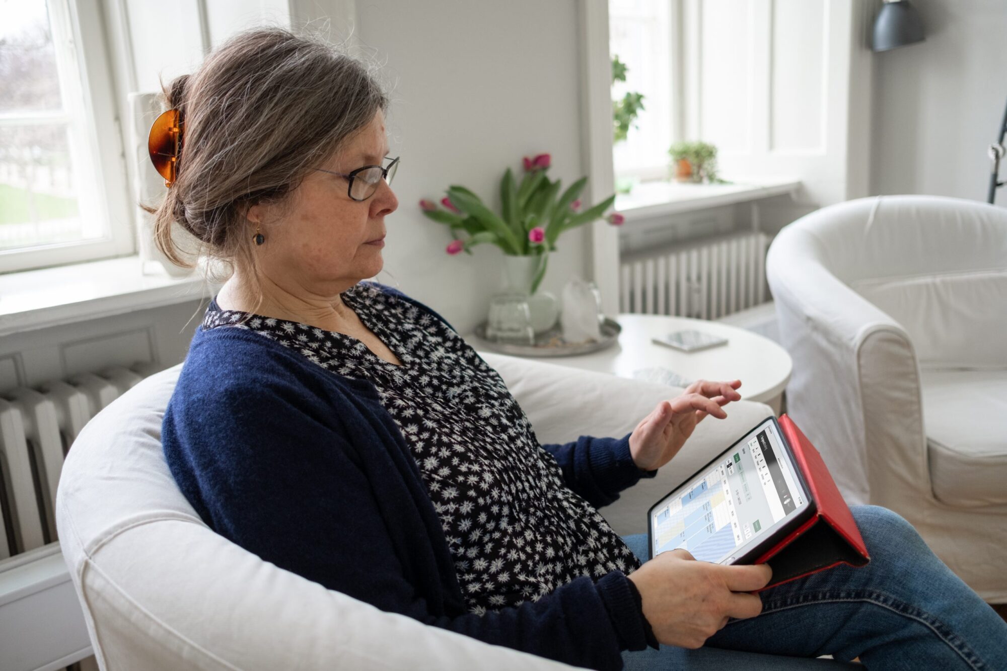 Indehaver med iPad på Terapeut Booking