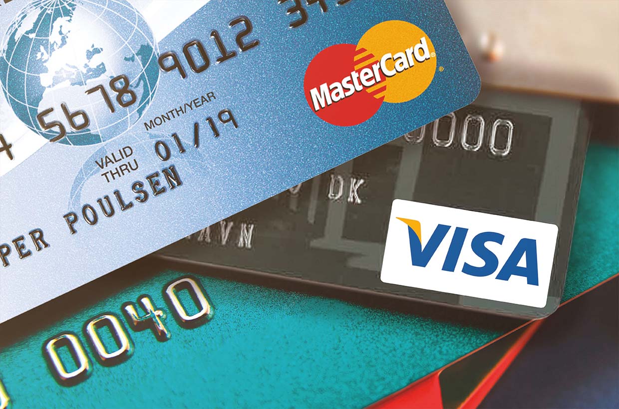 Visa og Mastercard betalingskort i bunke