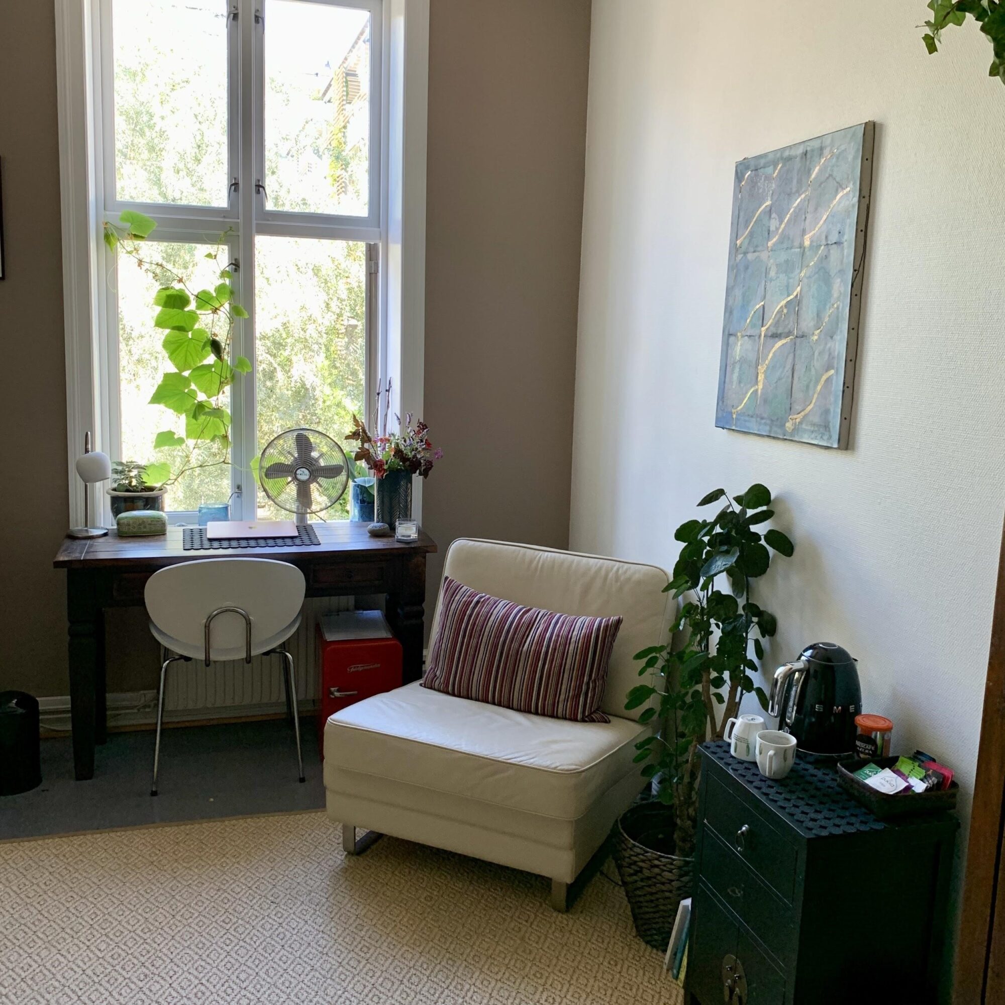 Terapilokale med stol og planter