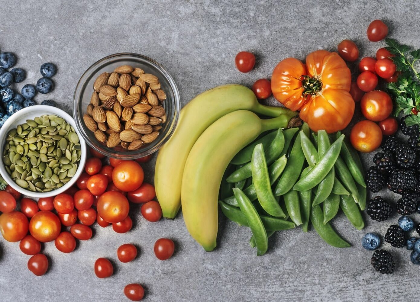 Nødder, frugt og grønt på cementbord