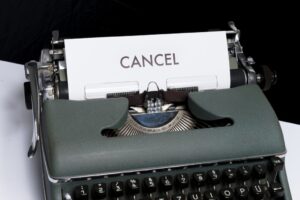 Skrivemaskine med teksten "cancel"
