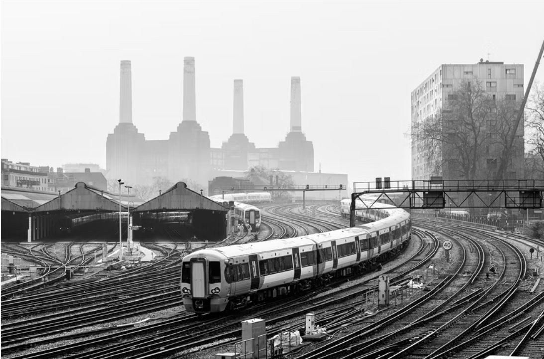 Sort-hvidt billede af et tog