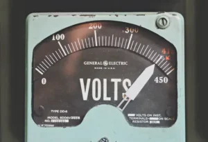 gammeldags voltmeter