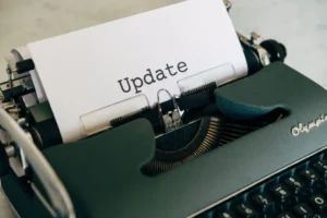 skrivemaskine med ordet "update" skrevet