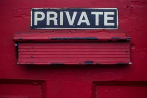 rød brevsprække med teksten "private"/"privat" på