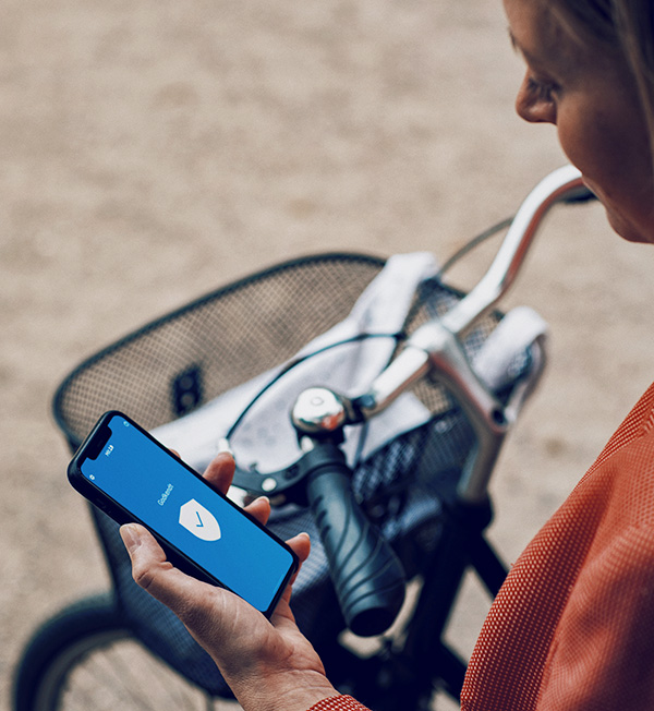 Person der holder en telefon med MitID åbent